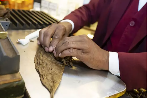 Торседор от Доминикана с демонстрации за навиване на пури